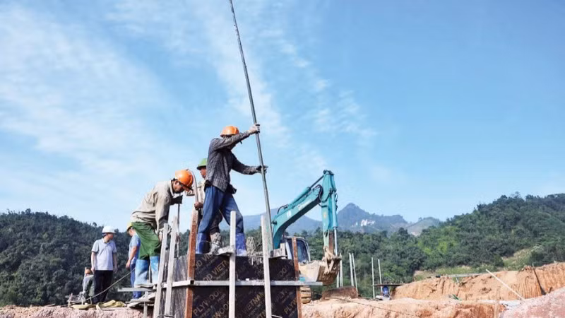 Dù nắng nóng gay gắt, các công nhân vẫn miệt mài làm việc.