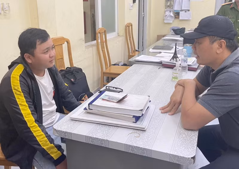 Lãnh đạo Phòng Cảnh sát hình sự Công an tỉnh Đồng Nai lấy lời khai đối tượng Từ Thanh Tùng.