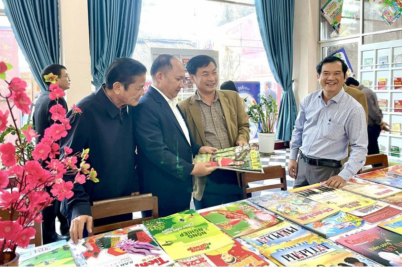 Hội báo Xuân Gia Lai Xuân Giáp Thìn 2024 trưng bày hơn 1.000 ấn phẩm.