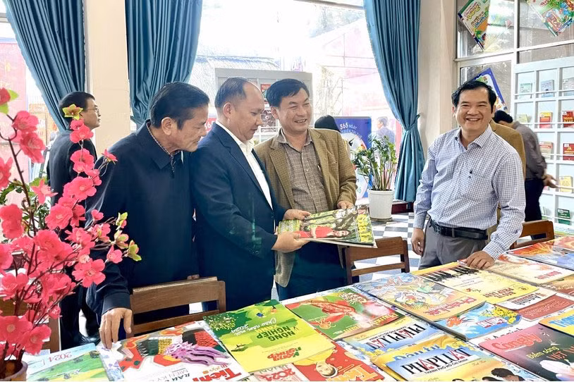 Hội báo Xuân Gia Lai Xuân Giáp Thìn 2024 trưng bày hơn 1.000 ấn phẩm.