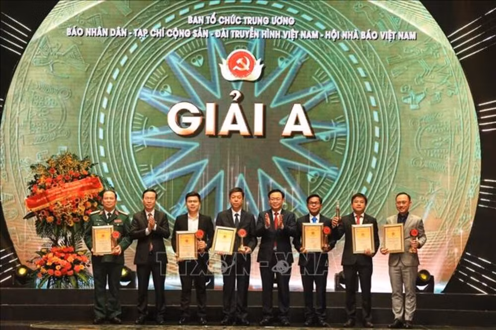 Chủ tịch Quốc hội Vương Đình Huệ; Thường trực Ban Bí thư Võ Văn Thưởng trao giải A cho các tác giả đoạt giải. (Ảnh tư liệu: Tuấn Anh/TTXVN)