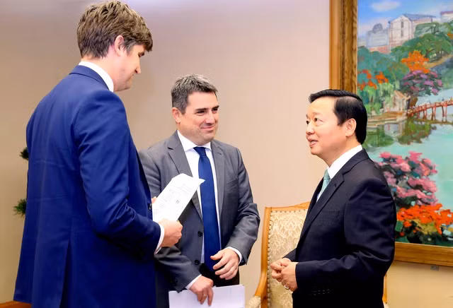 Phó Thủ tướng Trần Hồng Hà trao đổi với ông Tibor Stelbaczky (thứ 2 từ trái sang) và ông Chris Taylor. (Ảnh: VGP)