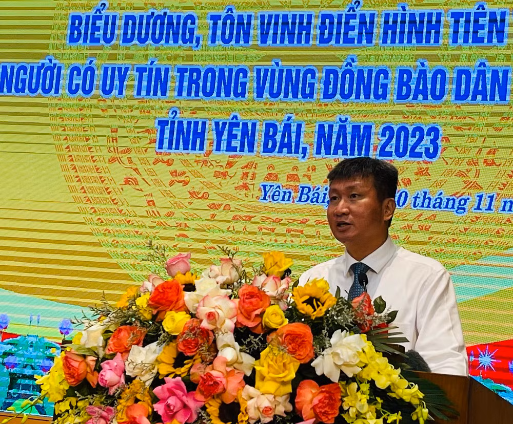 Chủ tịch Ủy ban nhân dân tỉnh Trần Huy Tuấn biểu dương thành tích người có uy tín tại hội nghị.