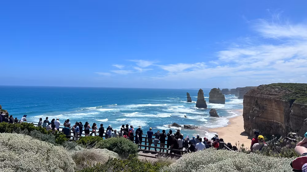 12 khối đá khổng lồ được hình thành bởi quá trình bào mòn, xói mòn của muối mặn từ miền biển phía Nam nước Úc qua hàng ngàn năm.