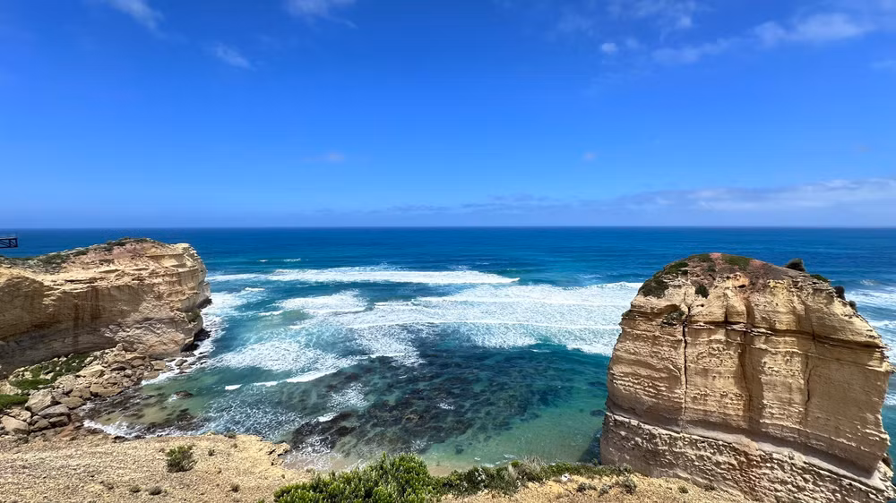 Tốc độ xói mòn ở chân các cột đá vôi là khoảng 2cm mỗi năm. Sự ảnh hưởng của sóng làm xói mòn mặt đá diễn ra liên tục hằng trăm năm, cứ như vậy tạo nên sự bồi đắp.