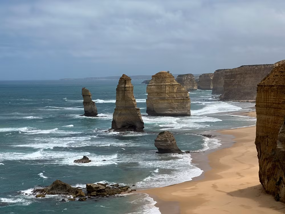 Quần thể đá vôi nằm ở vị trí lửng lơ, trên mặt nước, không cách xa bờ biển thuộc công viên quốc gia Port Campbell và là một trong những địa điểm thu hút khách du lịch nhất đất nước.