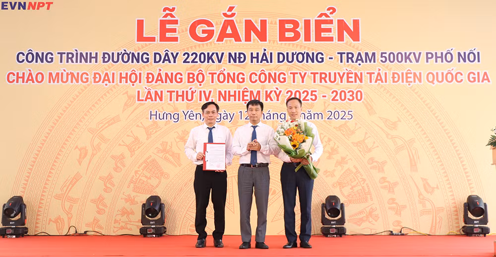 Bí thư Đảng ủy, Chủ tịch Hội đồng thành viên EVNNPT Nguyễn Tuấn Tùng trao Quyết định công nhận Công trình chào mừng Đại hội Đảng bộ EVNNPT lần thứ IV và tặng hoa chúc mừng lãnh đạo NPMB. (Ảnh: LÊ CHI)