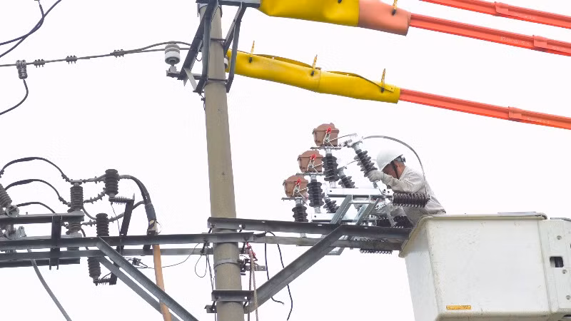 Công nhân Hotline đang thi công trên lưới. (Ảnh: EVNHANOI)