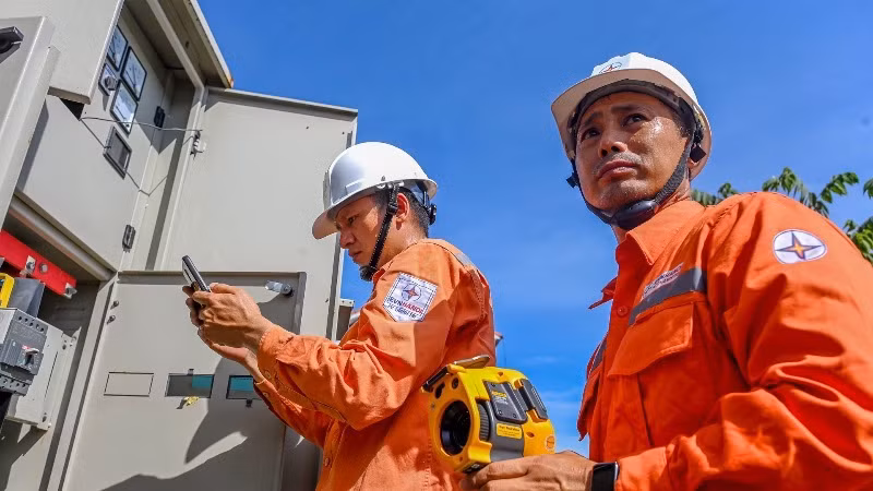 Công nhân kiểm tra hệ thống tủ điện. (Ảnh: EVN)