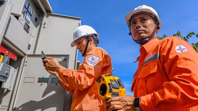 Kiểm tra vận hành hệ thống tủ điện. (Ảnh: EVN)