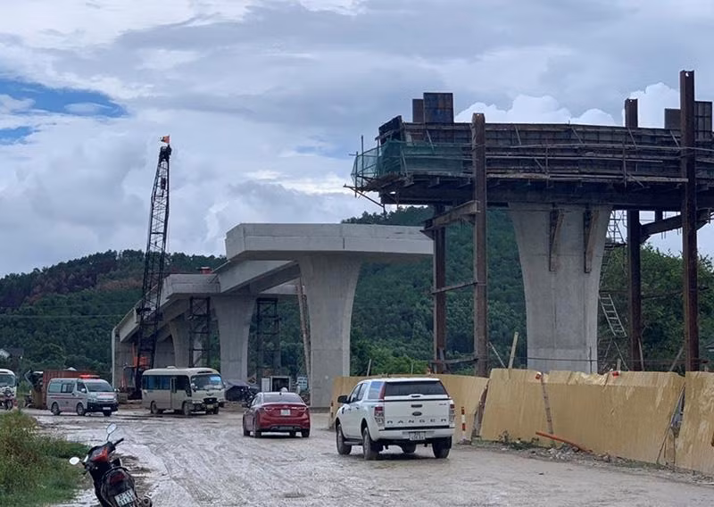 Dự án cao tốc Nghi Sơn-Diễn Châu hiện vẫn vướng mặt bằng của 28 hộ dân các xã Diễn Đoài, xã Diễn Yên (huyện Diễn Châu, Nghệ An) tại nút giao cao tốc bắc-nam với quốc lộ 48.