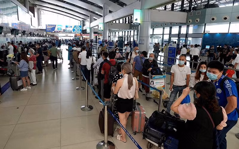 Làm thủ tục bay tại Cảng hàng không quốc tế Nội Bài.