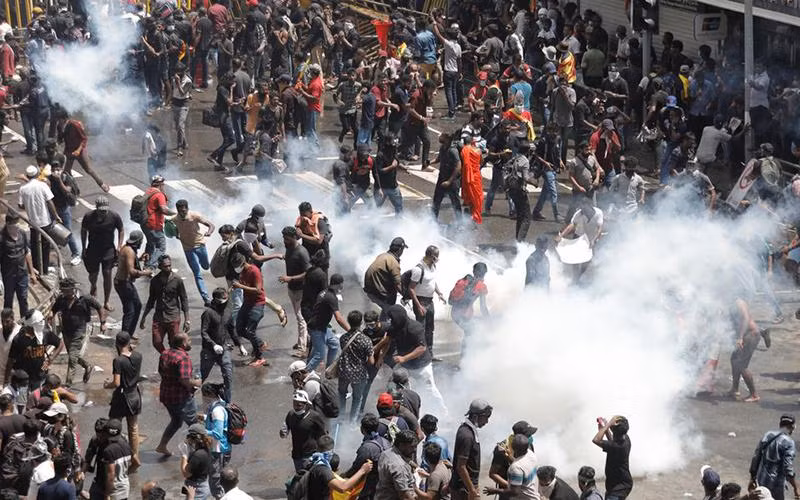 Hàng nghìn người Sri Lanka tham gia biểu tình tại Colombo. (Ảnh: REUTERS)