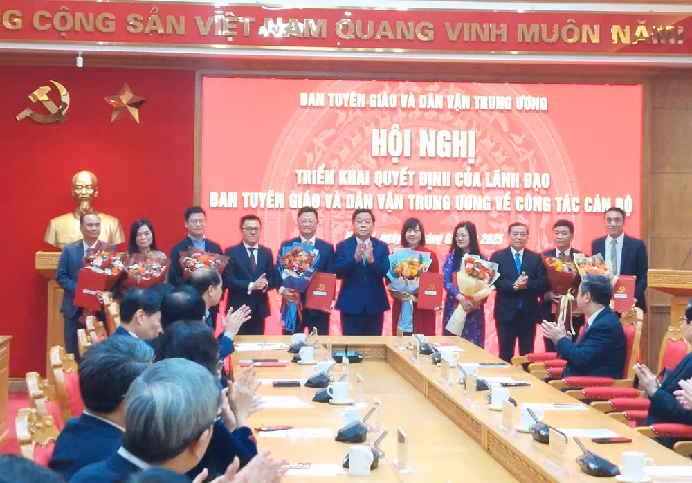 Đại diện lãnh đạo Ban Tuyên giáo và Dân vận Trung ương chúc mừng các đồng chí được bổ nhiệm.