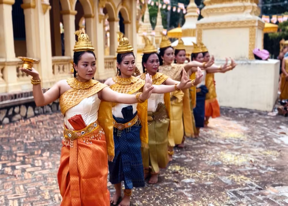 Một tiết mục biểu diễn của các nghệ sĩ Đoàn nghệ thuật Ánh Bình Minh. (Ảnh LÝ LONG)