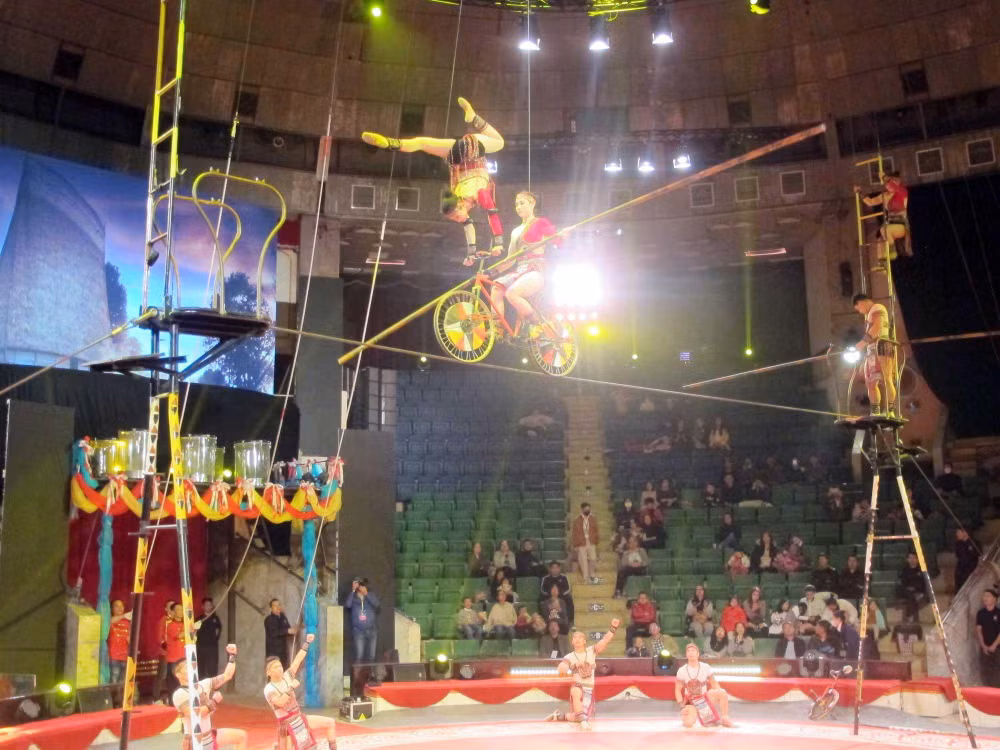 Tiết mục Dây căng cao (Liên đoàn Xiếc Việt Nam) giành Huy chương vàng Liên hoan Xiếc quốc tế 2022. (Ảnh ĐÀO ANH)