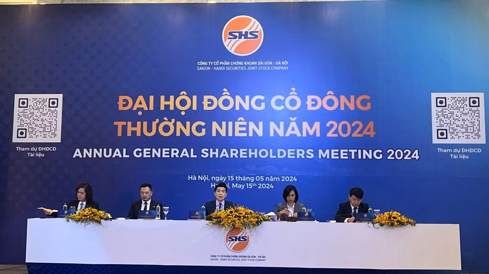 Đại diện Đoàn Chủ tịch SHS chủ trì Đại hội đồng Cổ đông thường niên năm 2024. (Ảnh: BẢO KHANH) 