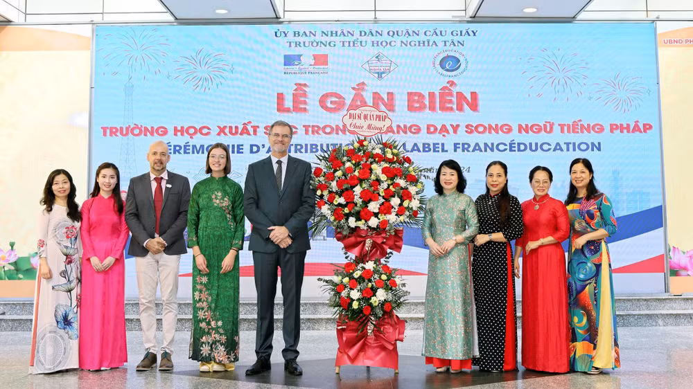 Buổi lễ có sự tham dự của Đại sứ nước Cộng hòa Pháp tại Việt Nam Olivier Brochet.