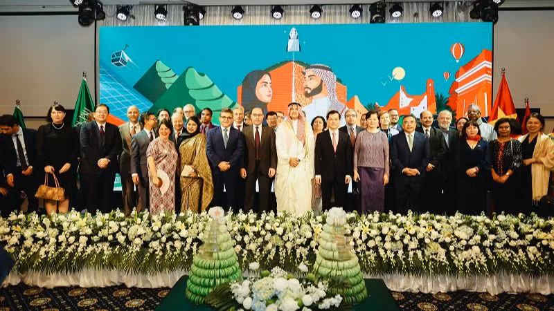 Các đại biểu chụp ảnh lưu niệm tại sự kiện.