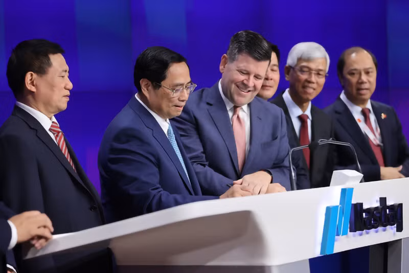 Thủ tướng Phạm Minh Chính ghi lưu bút tại buổi lễ.