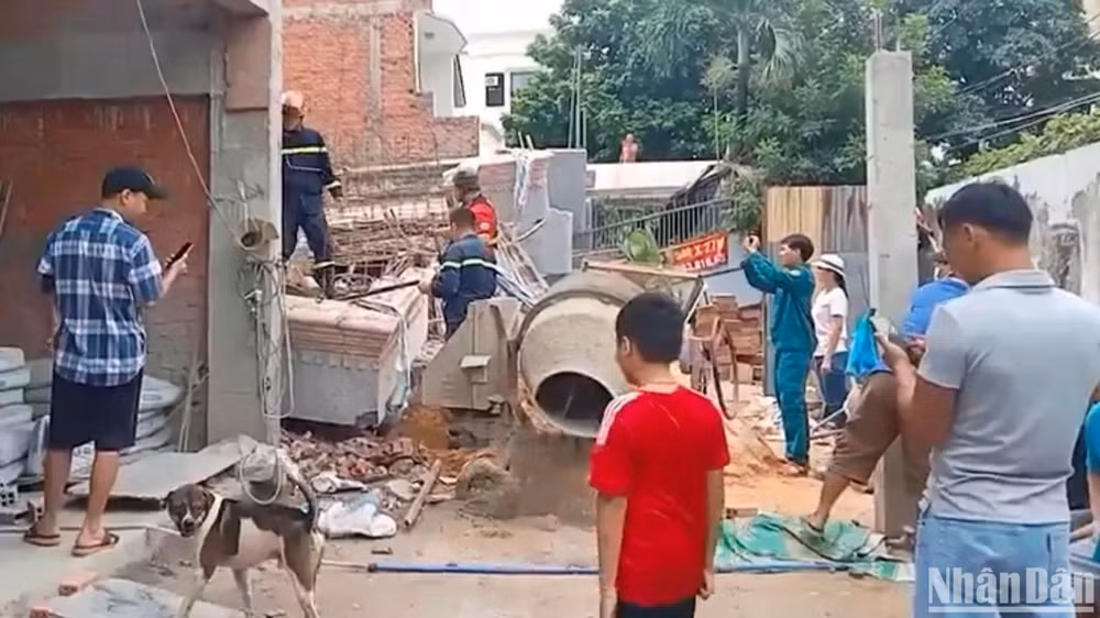 Các lực lượng triển khai công tác cứu hộ tại hiện trường.