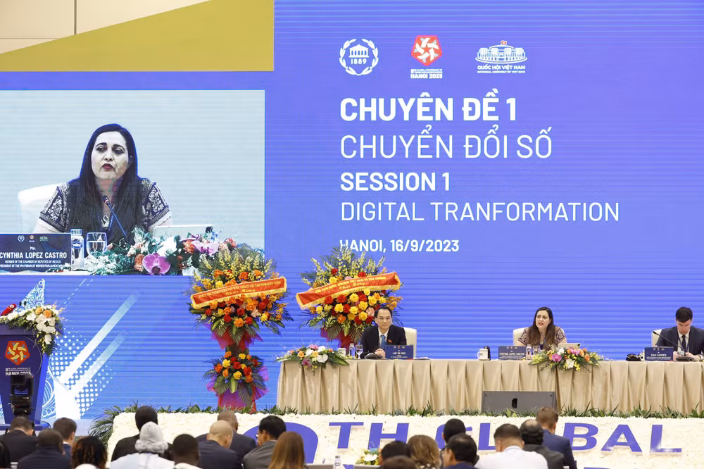 Bà Cynthia Lopez Castro, Chủ tịch Diễn đàn Nữ nghị sĩ IPU nêu ý kiến tại phiên thảo luận. (Ảnh: DUY LINH)