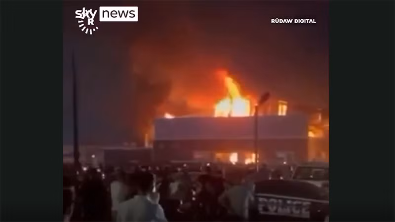 Đám cháy bùng lên dữ dội. (Nguồn: Sky News)