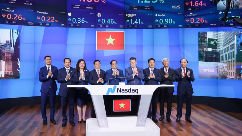 Thủ tướng Phạm Minh Chính, các đại biểu và lãnh đạo NASDAQ chụp ảnh lưu niệm.