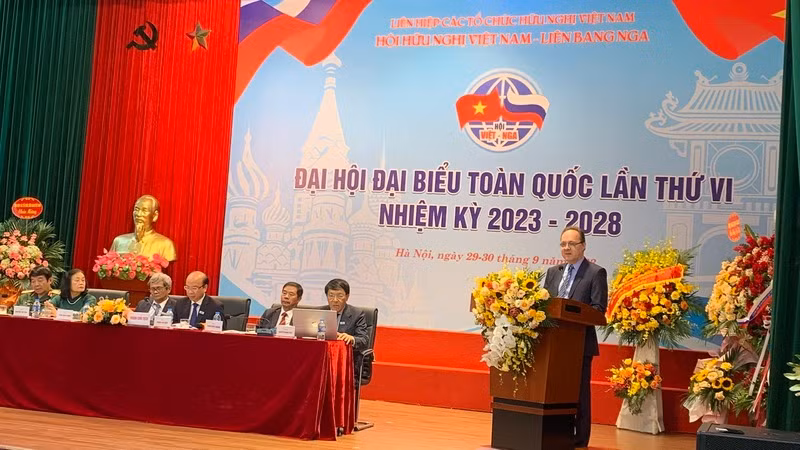 Đại sứ Liên bang Nga tại Việt Nam G.S.Bezdetko phát biểu tại Đại hội.