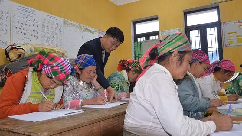 Một giờ học ở lớp xóa mù chữ tại điểm trường Sáo Sào, xã Thượng Quan, huyện Ngân Sơn (Bắc Kạn). Ảnh: Tuấn Sơn