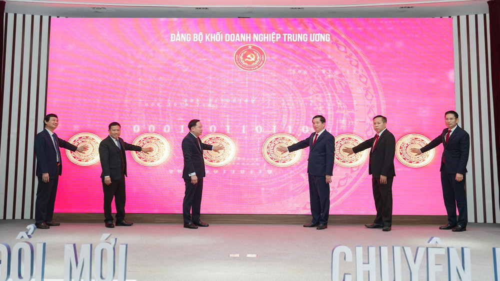 Đ/c Nguyễn Long Hải - Ủy viên Dự khuyết BCH TW Đảng, Bí thư Đảng ủy Khối DNTW cùng các đ/c đại diện các vụ thuộc Ban Tổ chức TW và đại diện Thường trực Đảng ủy MobiFone nhấn nút khai trương phần mềm Sổ tay đảng viên Đảng bộ Khối DNTW.