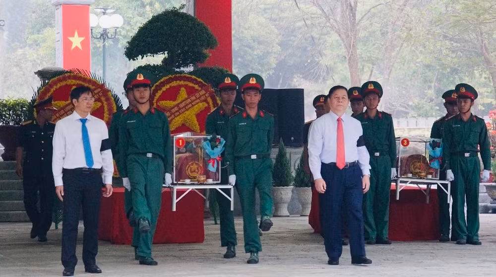 Đồng chí Nguyễn Trọng Nghĩa (phải) và Bí thư Tỉnh ủy, Chủ tịch HĐND tỉnh Tây Ninh Nguyễn Thành Tâm (trái) di an hài cốt liệt sĩ đến nơi an táng. Ảnh: TTXVN