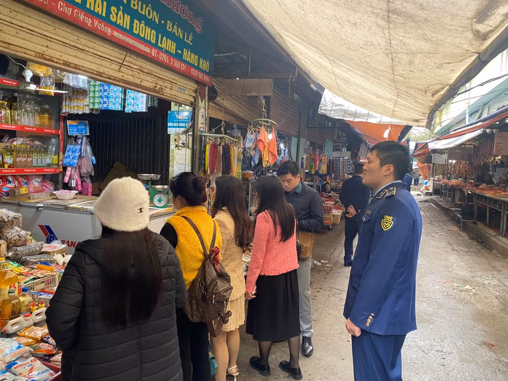 Cục Quản lý giá (Bộ Tài chính) phối hợp Sở Tài chính tỉnh Lạng Sơn, Cục Quản lý thị trường trong nước, Bộ đội biên phòng đi khảo sát thực tế tại một số điểm chợ dân sinh truyền thống và một số kho hàng trên địa bàn.