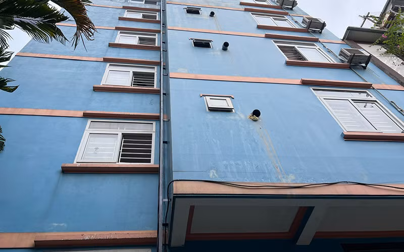 Chưa nói đến quy mô công trình có đúng với giấy phép xây dựng và quy hoạch khu vực hay không nhưng chủ nhà đã xây từ tầng 2 đua ra diện tích đất công và ngang nhiên thi công cầu thang thoát hiểm trên vỉa hè chung.