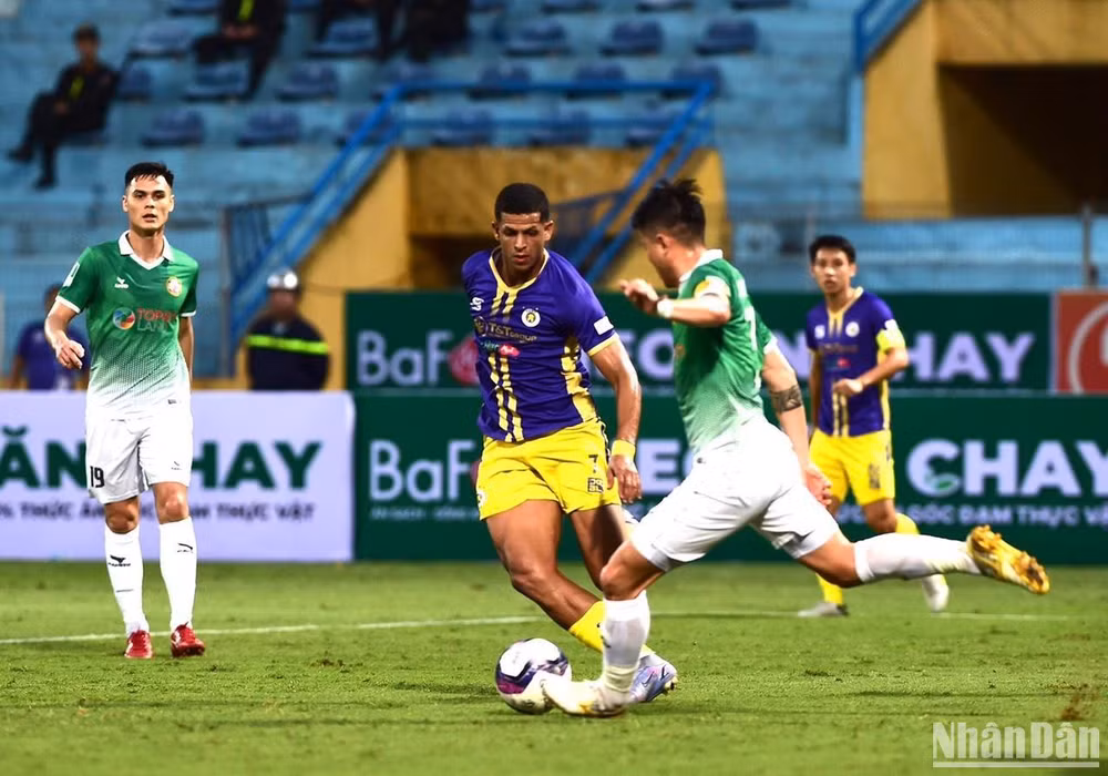 Các cầu thủ Bình Định tìm kiếm bàn gỡ.