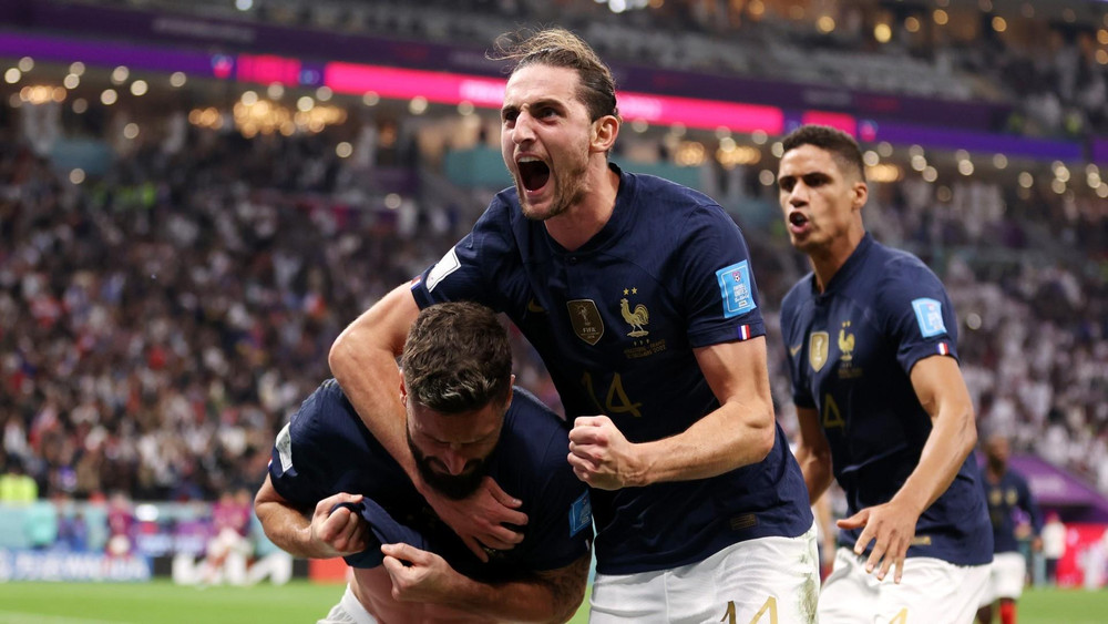 Adrien Rabiot ăn mừng cùng Giroud trong trận thắng Anh 2-1. (Ảnh: Reuters)