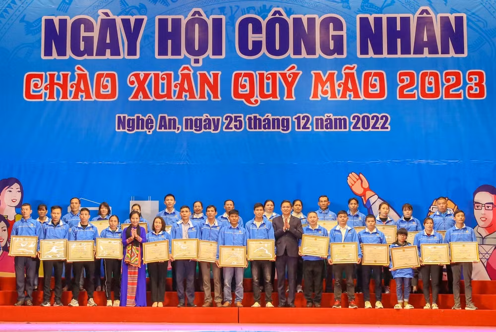 Trao tặng Bằng khen của Ủy ban nhân dân tỉnh cho 30 công nhân lao động có nhiều thành tích trong lao động sản xuất năm 2022.