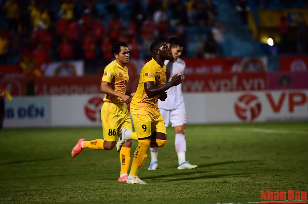 Thủ môn Nguyên Mạnh không thể cản phá được quả phạt 11m của Rimario.