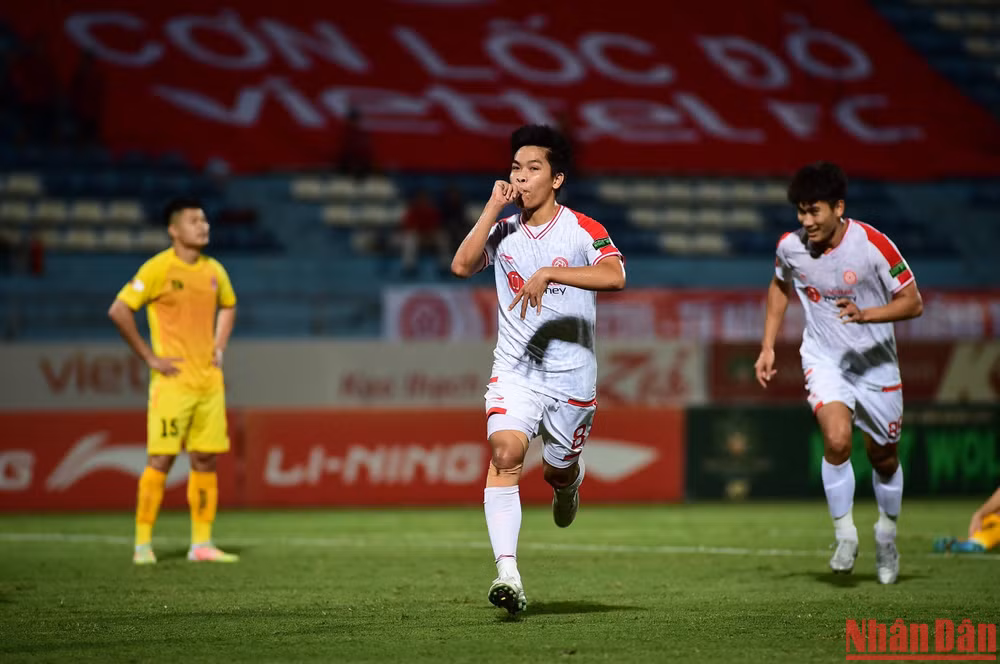 Sao trẻ Hữu Thắng ăn mừng bàn mở tỷ số.