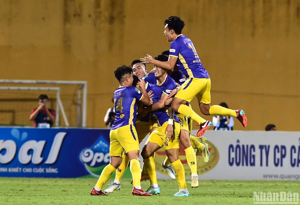 Các cầu thủ Hà Nội ăn mừng với bàn thắng của Văn Hậu.