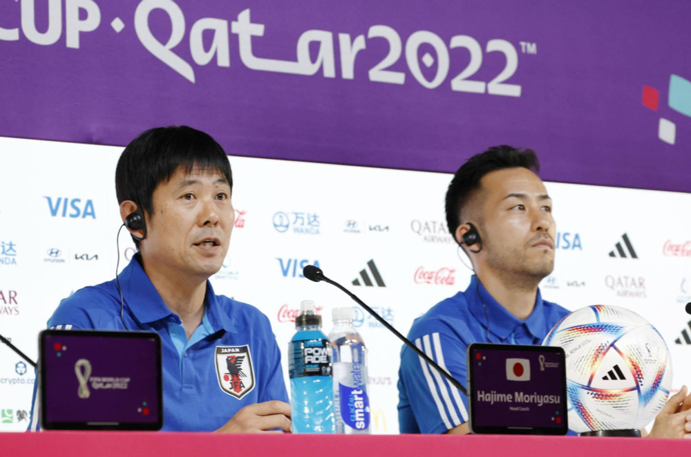 HLV Hajime Moriyasu cùng đội trưởng Maya Yoshida tại buổi họp báo trước trận đấu. (Ảnh: FIFA)
