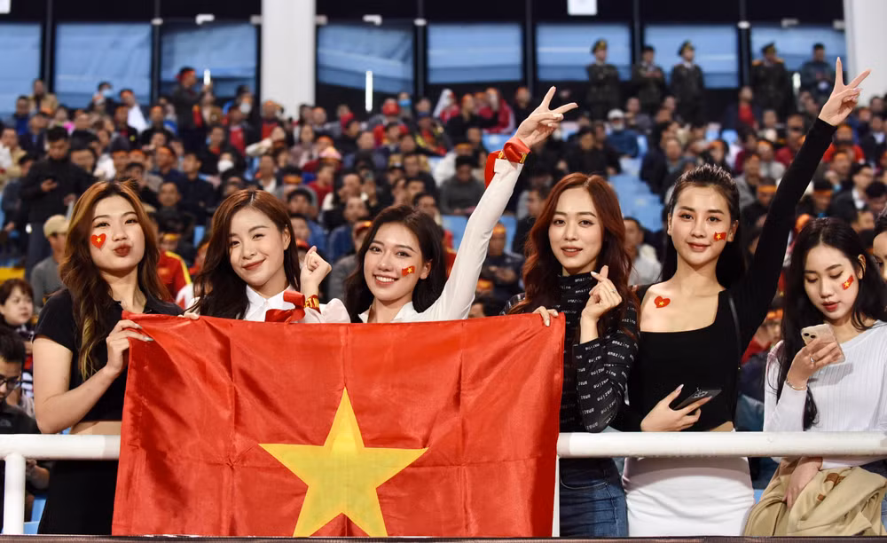 Nét duyên dáng bên khán đài.