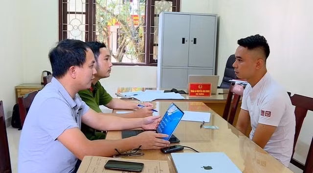 Công an tỉnh Bắc Ninh đấu tranh với đối tượng Nguyễn Duy Tùng, cầm đầu đường dây đánh bạc dưới hình thức cá độ bóng đá. (Ảnh: Bộ Công an)