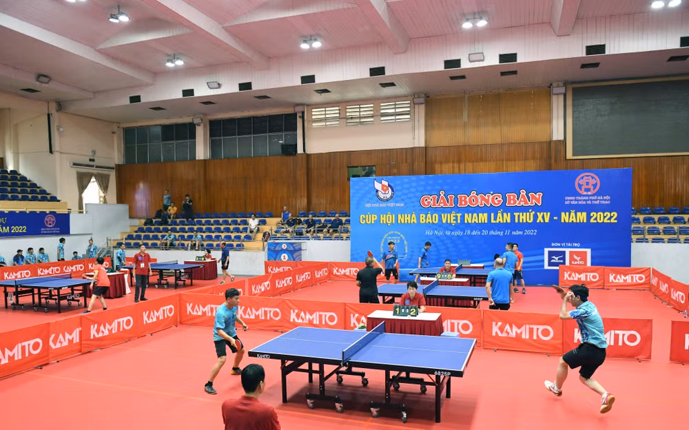 Các đội bước vào tranh tài ngay sau lễ khai mạc.