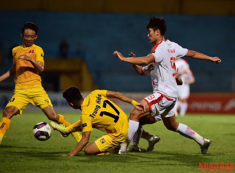Cầu thủ hai đội thi đấu quyết liệt.