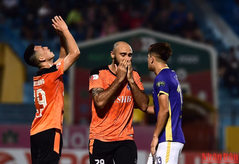 Cầu Thủ SHB Đà Nẵng tiếc nuối khi bỏ lỡ cơ hội suýt thành bàn thắng ở phút thứ 75.