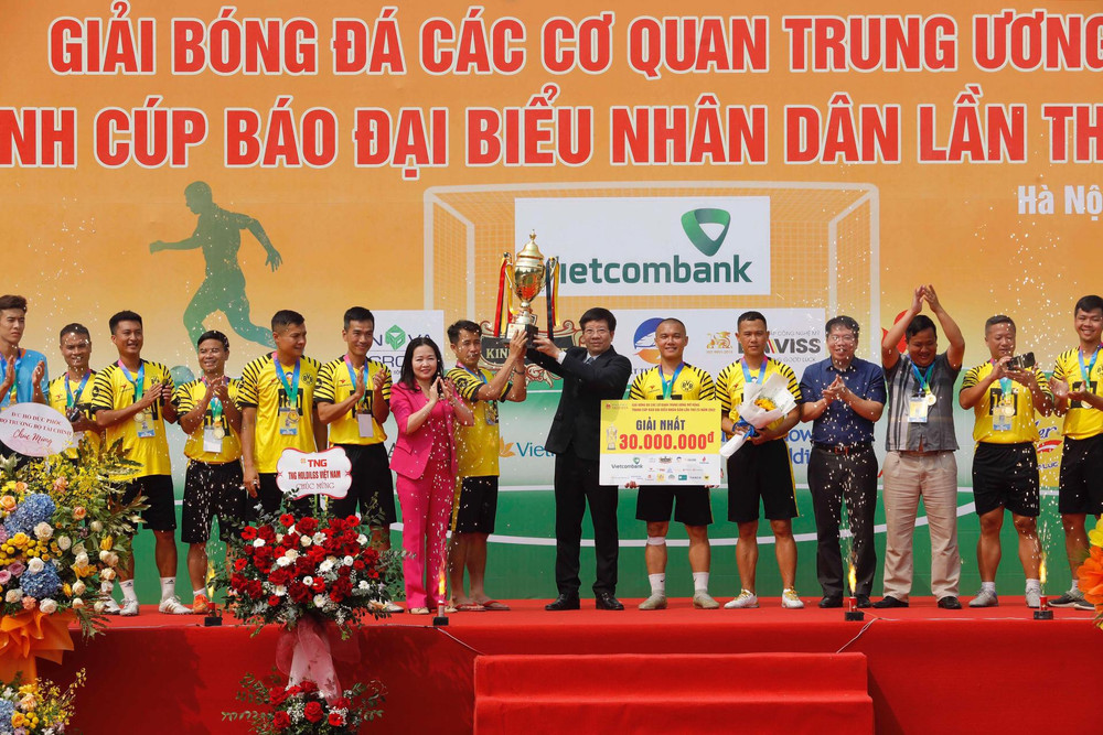 Đội bóng Tập đoàn Nhật Thành nâng cao chiếc cúp vô địch. 