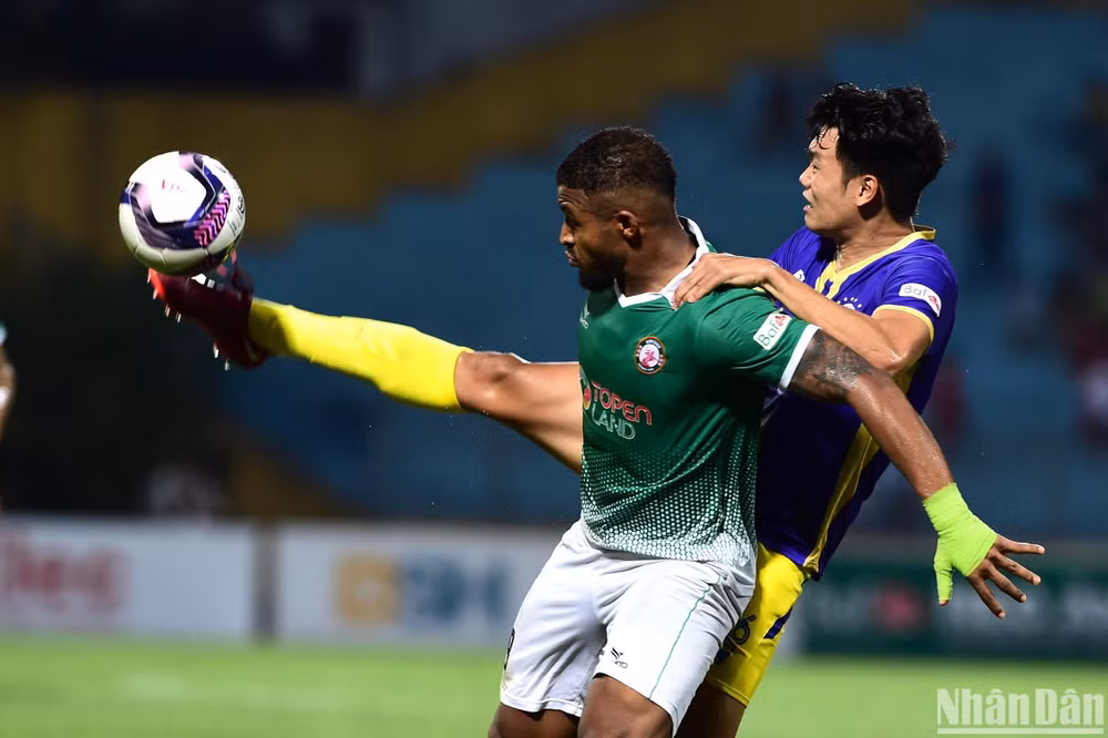 Tình huống cứu bóng của Thành Chung.