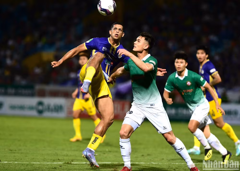 Trận đấu diễn ra quyết liệt.
