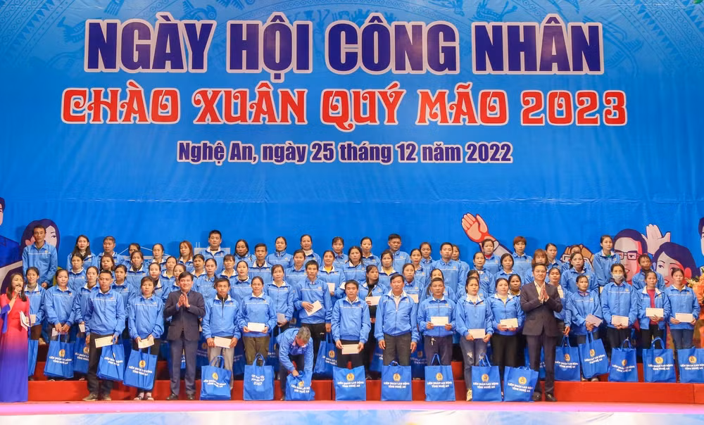 200 đoàn viên, lao động có hoàn cảnh đặc biệt khó khăn được tặng quà, với trị giá 1 triệu đồng/suất quà.